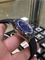 Luxury Blue Sapphire Chronograph Watch – Diamond-Encrusted Bezel, Black Rubber Strap, Sporty Elegance - 图片 5