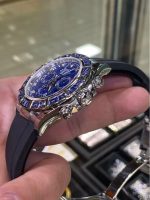 Luxury Blue Sapphire Chronograph Watch – Diamond-Encrusted Bezel, Black Rubber Strap, Sporty Elegance - 图片 6