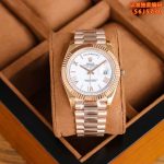Luxury Full Gold Day-Date Style Watch – White Dial, Roman Numerals, Fluted Bezel, Dual Window Display - 图片 5