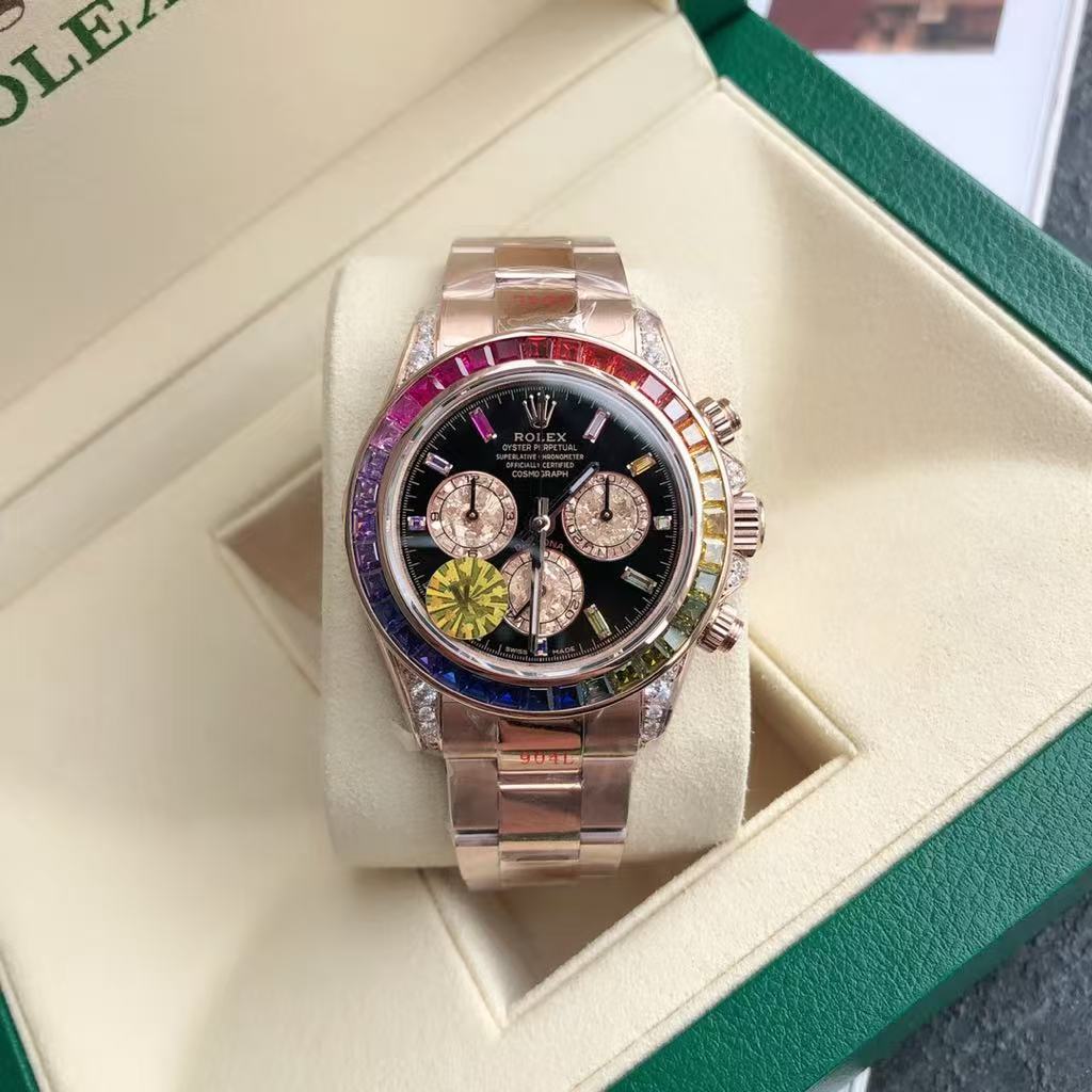 微信图片_20250925134621_3482_76 Luxury Rainbow Daytona-Style Chronograph Watch – Rose Gold Case, Multicolored Gemstone Bezel, Black Dial with Three Sub-Dials - 图片 1