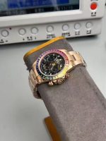 Luxury Rainbow Daytona-Style Chronograph Watch – Rose Gold Case, Multicolored Gemstone Bezel, Black Dial with Three Sub-Dials - 图片 4