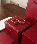 Cartier Baignoire – Women's 18K Yellow Gold Bracelet Watch with White Dial, Roman Numerals, and Blue Sapphire Crown - 图片 2