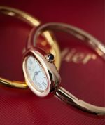 Cartier Baignoire – Women's 18K Yellow Gold Bracelet Watch with White Dial, Roman Numerals, and Blue Sapphire Crown - 图片 4