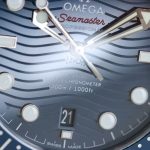 Omega Seamaster Diver 300M – Blue Dial with Wave Pattern and Stainless Steel Bracelet (Includes Free Rubber Strap) - 图片 7