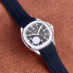 Patek Philippe Aquanaut – Men's Blue Dial with Diamond Bezel, Rubber Strap, and Date Display - 图片 4