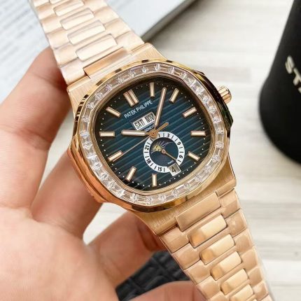 Patek Philippe Aquanaut – Women's Rose Gold Case with Diamond Bezel, Blue Sunburst Dial, and Integrated Bracelet