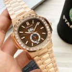 Patek Philippe Aquanaut – Women's Rose Gold Case with Diamond Bezel, Blue Sunburst Dial, and Integrated Bracelet - 图片 7