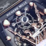 Richard Mille-Style Luxury Skeleton Watch – Carbon Fiber Case, Golden Skull Design, Black Rubber Strap - 图片 4