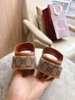 Gucci D-Logo Slide Sandals – Multiple Colors Available, Monogram & Solid Options, Original Box & Dust Bag - 图片 4