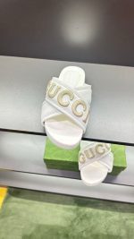 Gucci White Logo Slide Sandals – Embossed "GUCCI" Lettering, Cross-Band Design, Premium Leather - 图片 3
