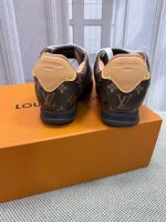Louis Vuitton Monogram Leather Sneakers – Iconic Brown Pattern, White Laces, Timeless Design - 图片 2