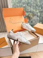 Louis Vuitton Silver Metallic Sneakers – Reflective Finish, Futuristic Design, Modern Luxury - 图片 7