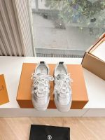 Louis Vuitton Silver Metallic Sneakers – Reflective Finish, Futuristic Design, Modern Luxury - 图片 6