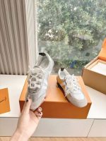 Louis Vuitton Silver Metallic Sneakers – Reflective Finish, Futuristic Design, Modern Luxury - 图片 5