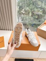 Louis Vuitton Silver Metallic Sneakers – Reflective Finish, Futuristic Design, Modern Luxury - 图片 4