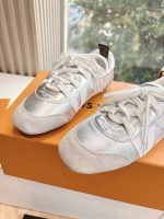 Louis Vuitton Silver Metallic Sneakers – Reflective Finish, Futuristic Design, Modern Luxury - 图片 3