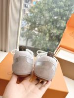 Louis Vuitton Silver Metallic Sneakers – Reflective Finish, Futuristic Design, Modern Luxury - 图片 2