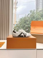 Louis Vuitton White & Brown Monogram Sneakers – Classic Colorway, Iconic Design, Everyday Luxury - 图片 10