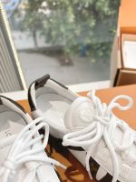 Louis Vuitton White & Brown Monogram Sneakers – Classic Colorway, Iconic Design, Everyday Luxury - 图片 3