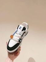 Louis Vuitton White & Black Sneakers with Blue Accents – Bold Contrast, Signature Details, Modern Luxury - 图片 2