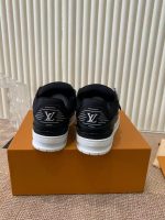 Louis Vuitton Black Leather Sneakers – Monochrome Elegance, Bold Contrast, Signature Details - 图片 9