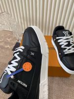 Louis Vuitton Black Leather Sneakers – Monochrome Elegance, Bold Contrast, Signature Details - 图片 7