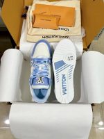 Louis Vuitton Light Blue & White Sneakers – Soft Palette, Bold Logo, Elegant Streetwear - 图片 3