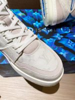 Louis Vuitton White & Black Sneakers – Iconic Four-Leaf Clover, Signature Detail, Timeless Craftsmanship - 图片 5