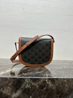 Celine Classic Monogram Saddle Bag – Iconic Double C Pattern, Vintage-Inspired Silhouette, Designer Crossbody with Gold-Tone Clasp - 图片 8