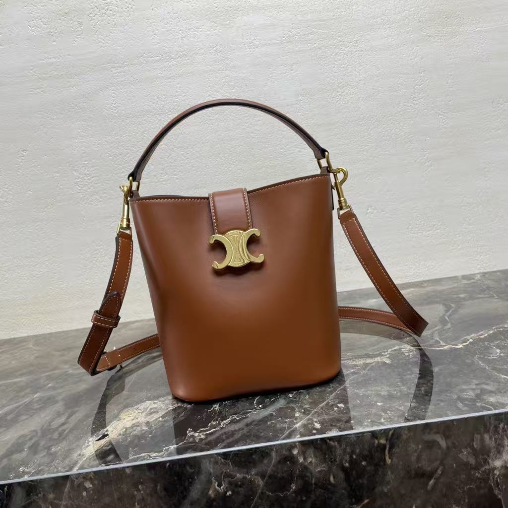 微信图片_20250926175336_8250_76 Celine Bucket Bag – Iconic Double C Clasp, Smooth Leather, Designer Tote with Top Handle and Detachable Strap - 图片 1