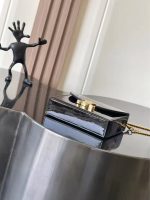 Celine Classic Mini Box Bag – Iconic Double C Clasp, Glossy Leather, Designer Mini Tote with Chain Strap - 图片 7