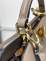 Celine-Style Mini Handbag – Iconic Gold-Tone Lock Clasp, Smooth Leather, Structured Silhouette with Detachable Shoulder Strap - 图片 6