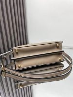 Celine-Style Mini Handbag – Iconic Gold-Tone Lock Clasp, Smooth Leather, Structured Silhouette with Detachable Shoulder Strap - 图片 2