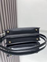 Celine-Style Mini Handbag – Iconic Gold-Tone Lock Clasp, Smooth Leather, Structured Silhouette with Detachable Shoulder Strap - 图片 2