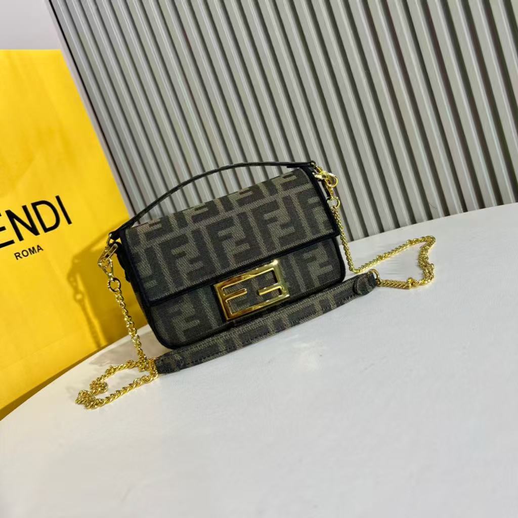 微信图片_20250926183538_8484_76 Fendi-Style Mini FF Bag – Iconic Zucca Monogram Print, Gold-Tone Lock Clasp, Chain Strap with Top Handle - 图片 1