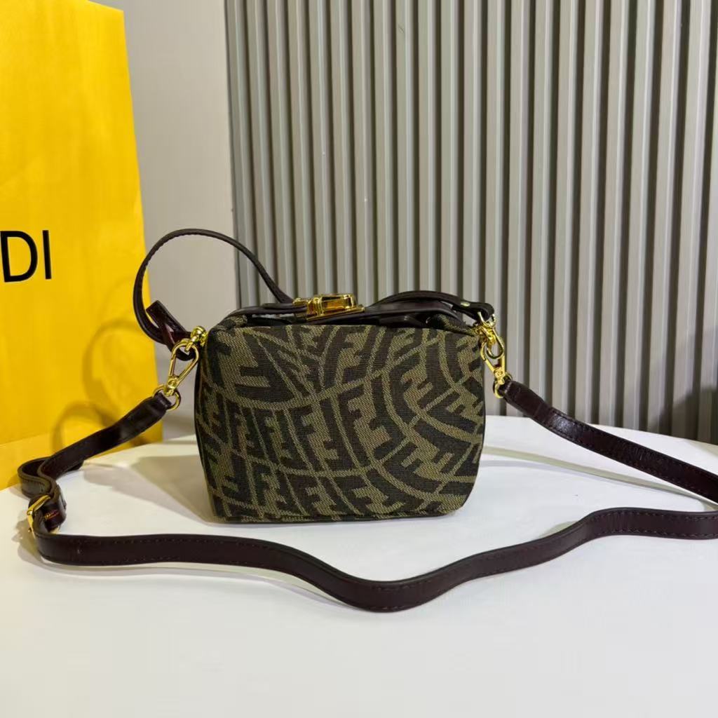 微信图片_20250926183635_8493_76 Fendi-Style Mini Camera Bag – Iconic Zucca FF Monogram Print, Brown Leather Trim, Gold-Tone Lock Clasp with Adjustable Strap - 图片 1