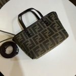 Fendi-Style Mini Camera Bag – Iconic Zucca FF Monogram Print, Brown Leather Trim, Gold-Tone Lock Clasp with Adjustable Strap - 图片 4