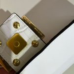 Fendi-Style Mini Bag – White Crocodile-Embossed Leather, Gold-Tone FF Lock Clasp, Top Handle & Adjustable Shoulder Strap - 图片 3