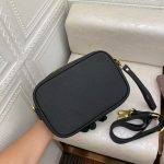 Fendi-Style Mini Bag – Black Pebbled Leather with Iconic FF Monogram "Cat Eye" Detail, Gold-Tone Hardware & Adjustable Strap - 图片 8