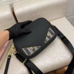 Fendi-Style Mini Bag – Black Pebbled Leather with Iconic FF Monogram "Cat Eye" Detail, Gold-Tone Hardware & Adjustable Strap - 图片 3