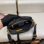 Fendi-Style Mini Bag – Black Pebbled Leather with Iconic FF Monogram "Cat Eye" Detail, Gold-Tone Hardware & Adjustable Strap - 图片 2