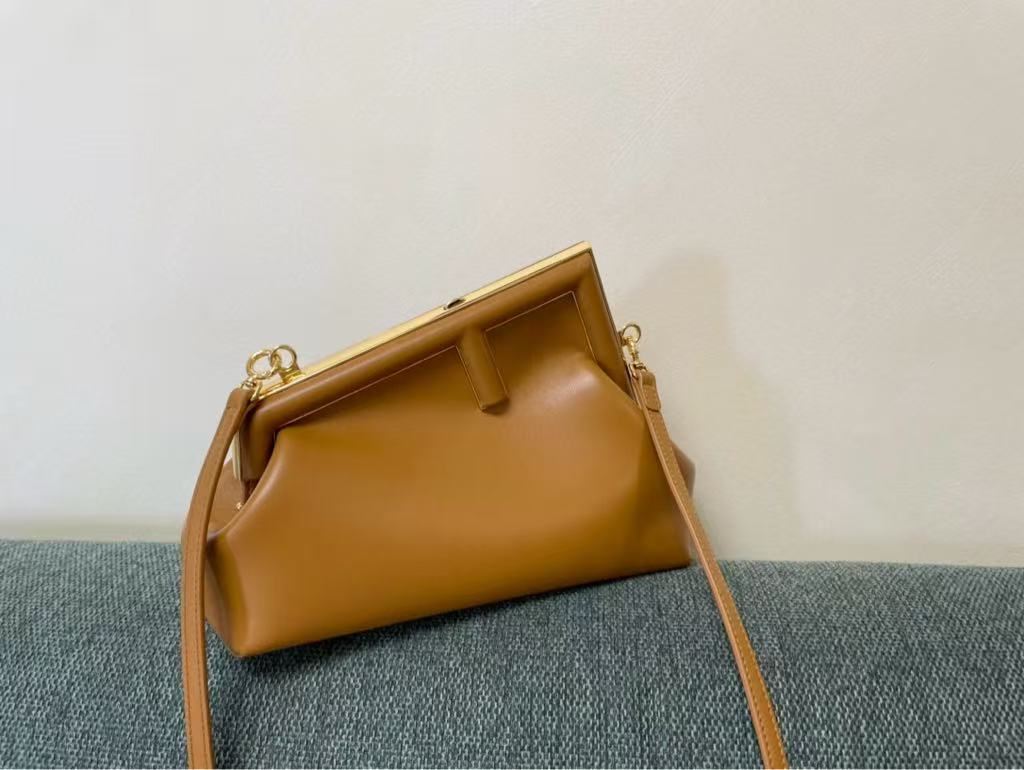 微信图片_20250926184515_8592_76 Fendi-Style Vintage Clutch Bag – Tan Leather with Gold-Tone Frame, Minimalist Design & Adjustable Shoulder Strap - 图片 1